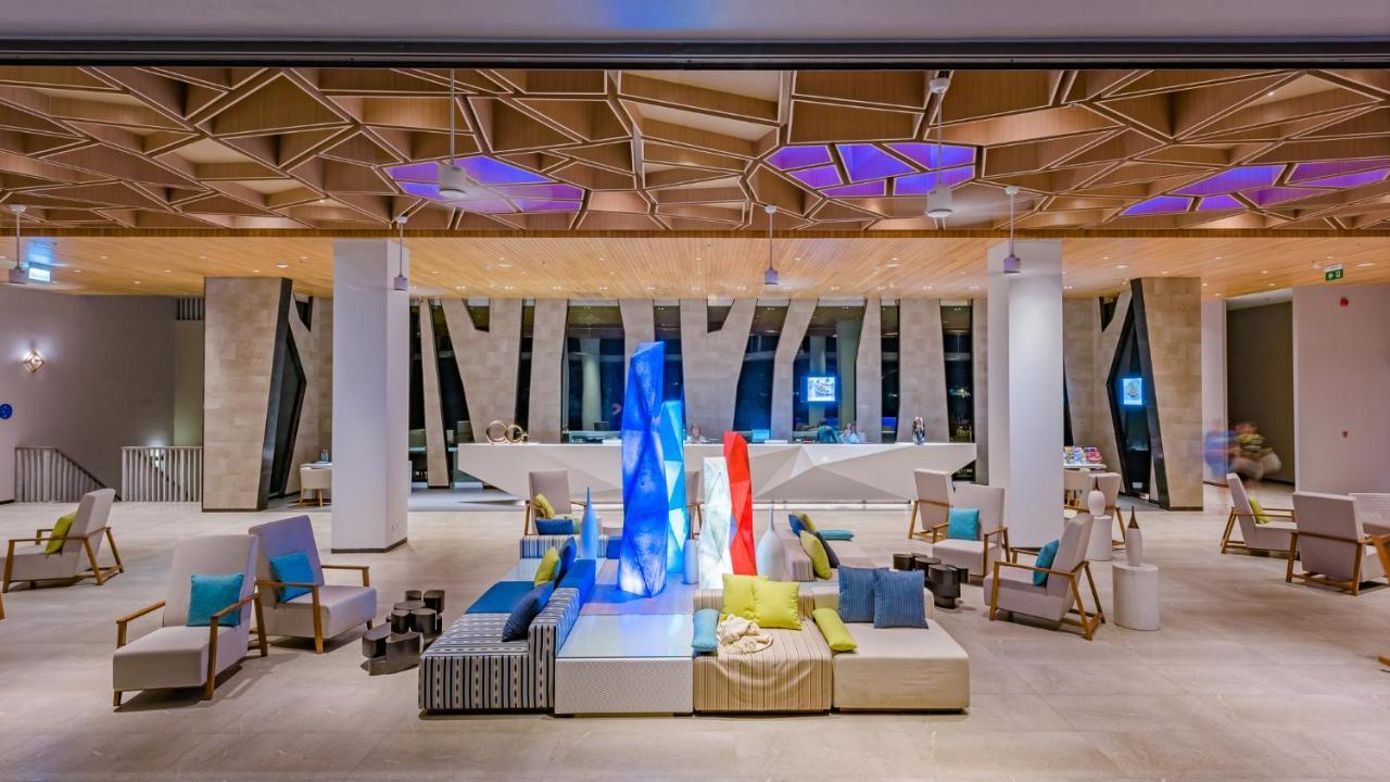 Oceanfront Beach Resort - Sha Extra Plus Patong Екстериор снимка Lobby