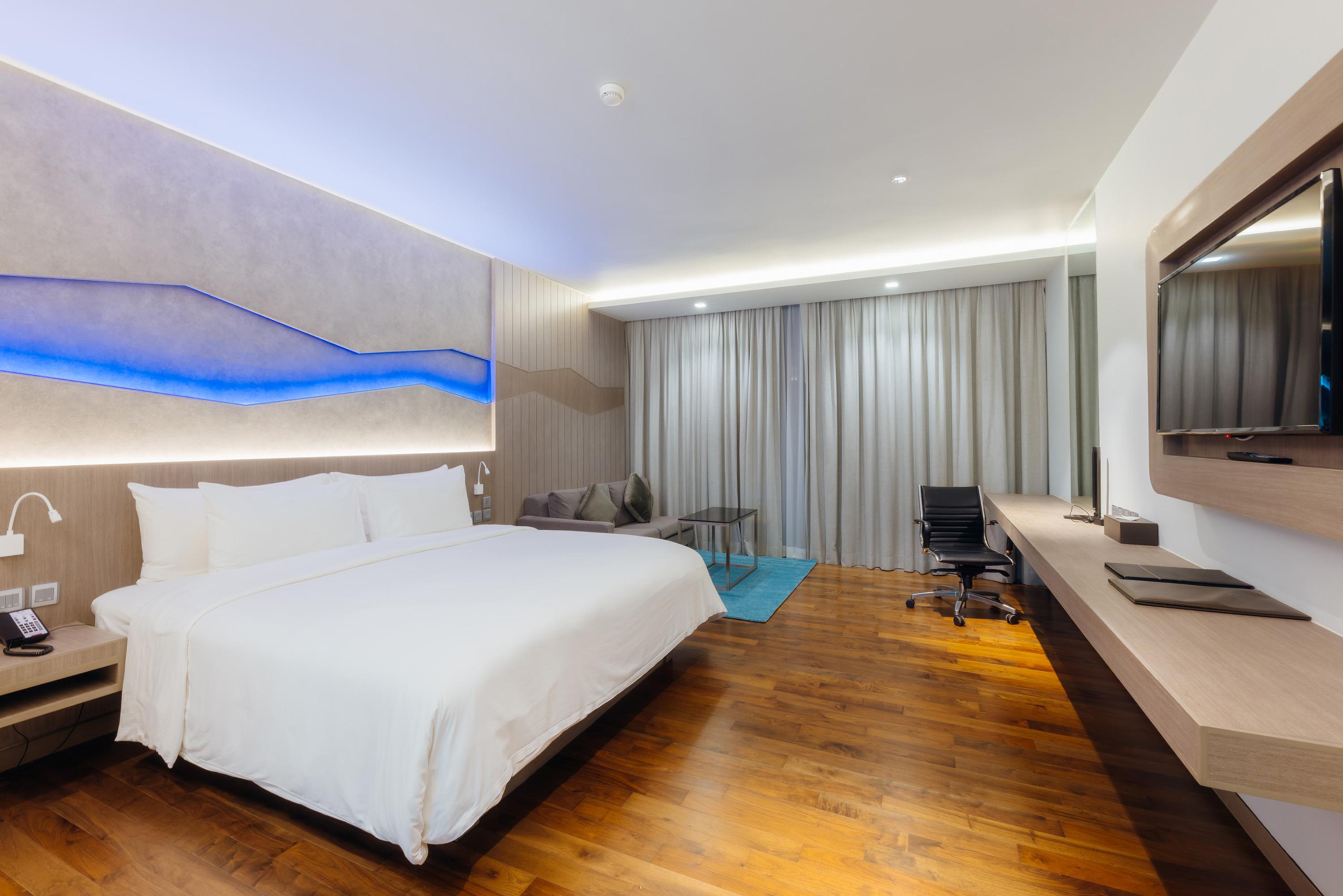 Oceanfront Beach Resort - Sha Extra Plus Patong Екстериор снимка Deluxe Room