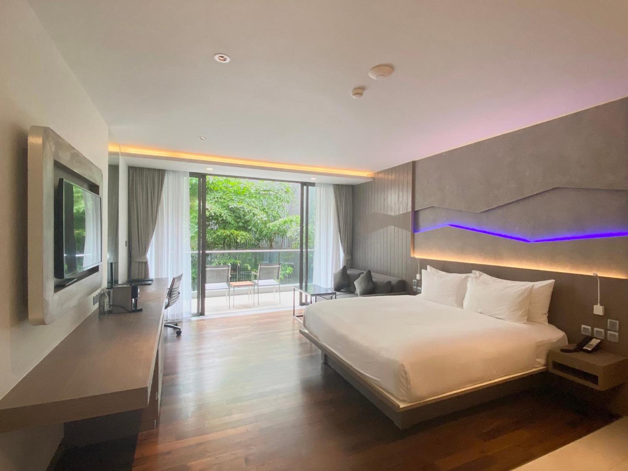 Oceanfront Beach Resort - Sha Extra Plus Patong Екстериор снимка Deluxe Room