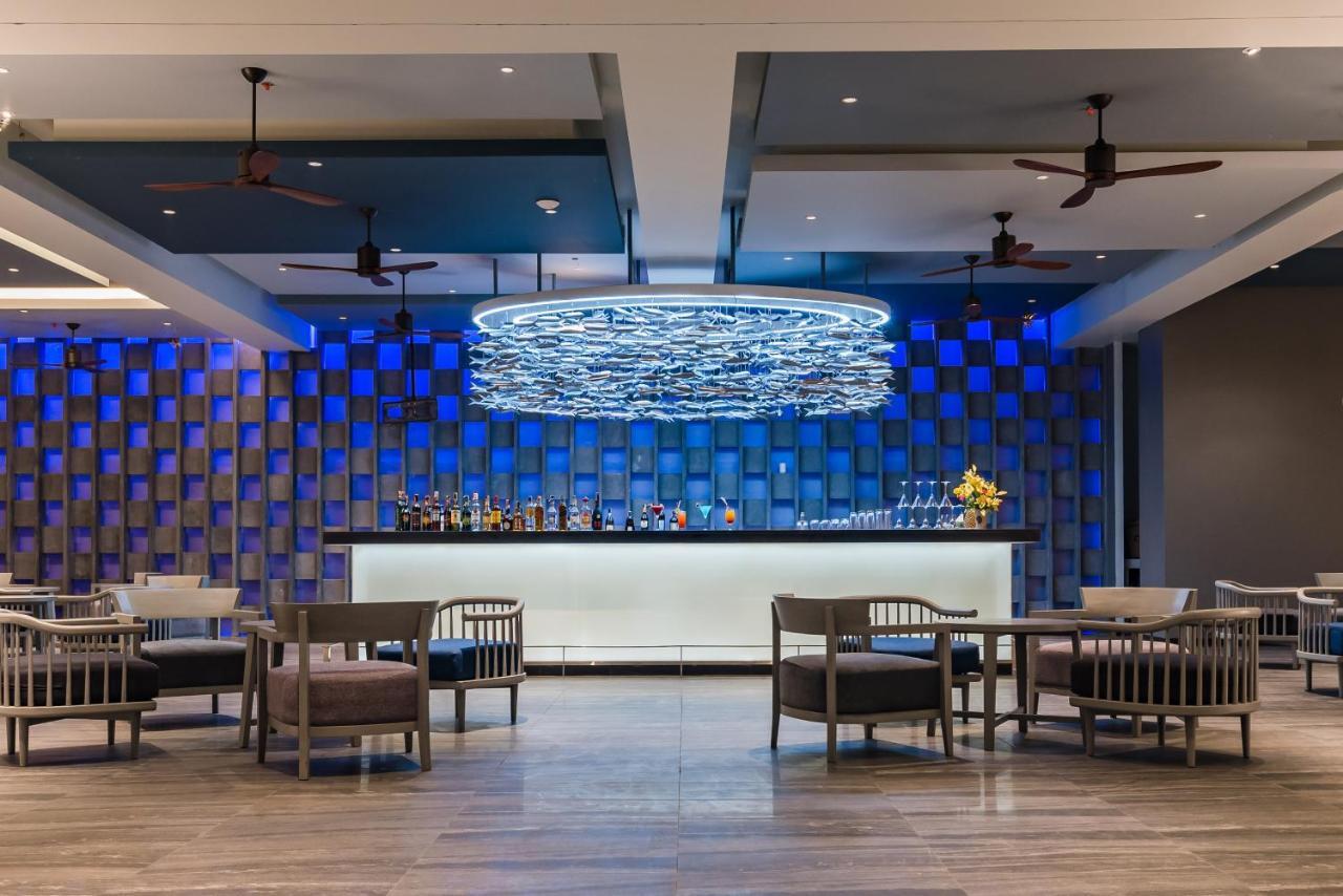 Oceanfront Beach Resort - Sha Extra Plus Patong Екстериор снимка The bar at the Royal Wing Suites and Spa